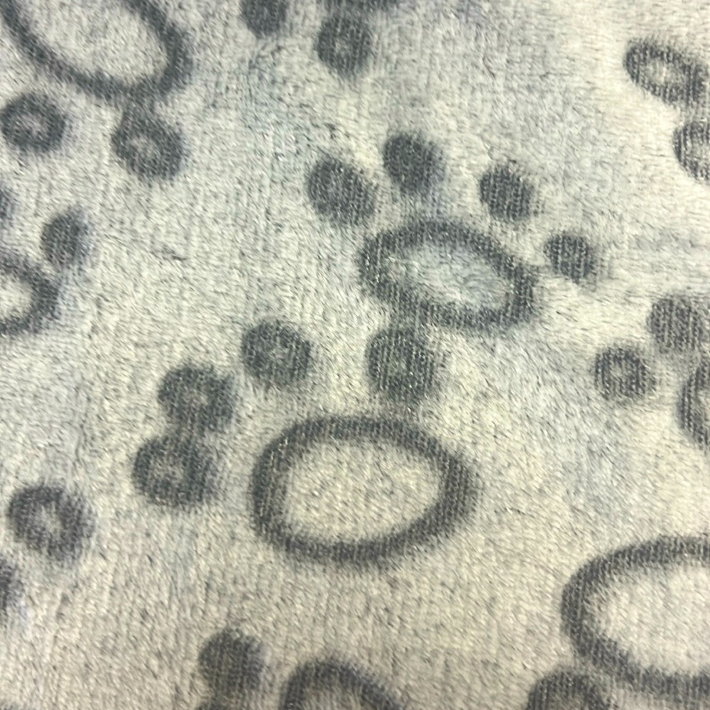 Brand new – BL19 small throw 21 x 30“, gray paw print